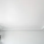 למד כיצד לצבוע תקרה בצורה אחידה ללא צורך בתיקונים עם השיטה היעילה והפשוטה הזו.