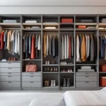 גלה כיצד הפתרון החדש לחיסכון במקום יכול להחליף את הארון בחדר השינה שלך בצורה יעילה ומעוצבת.