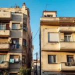 שכנה משתפת את הסיבות לפיצול השכונה מאז שהשכירה חדר לאם חד הורית, ומספרת על השינויים והאתגרים שהובאו בעקבות כך.